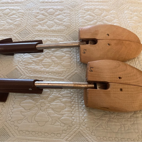 Wood Adjustable Shoe Trees Just Push Split In Middle for Perfect Fit - Picture 4 of 6